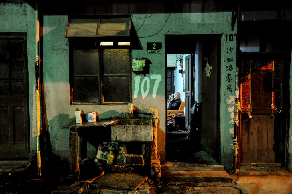 Poor houses can still be found in Shanghai. The guy in the picture was eating and watching TV at home. At the same time, he was waiting for removing by government. And he would earn much money due to the fact that the house was located in city center.