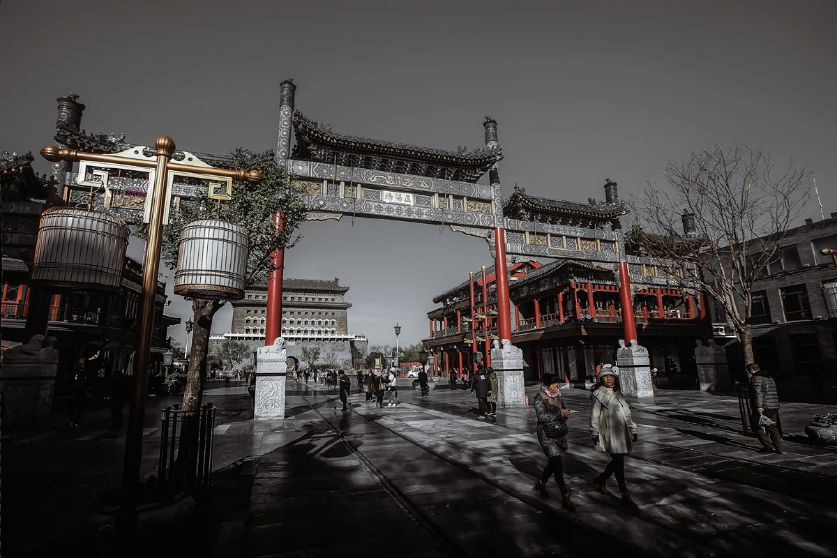 冬季的正阳门,阳光低角度斜照在大街上.