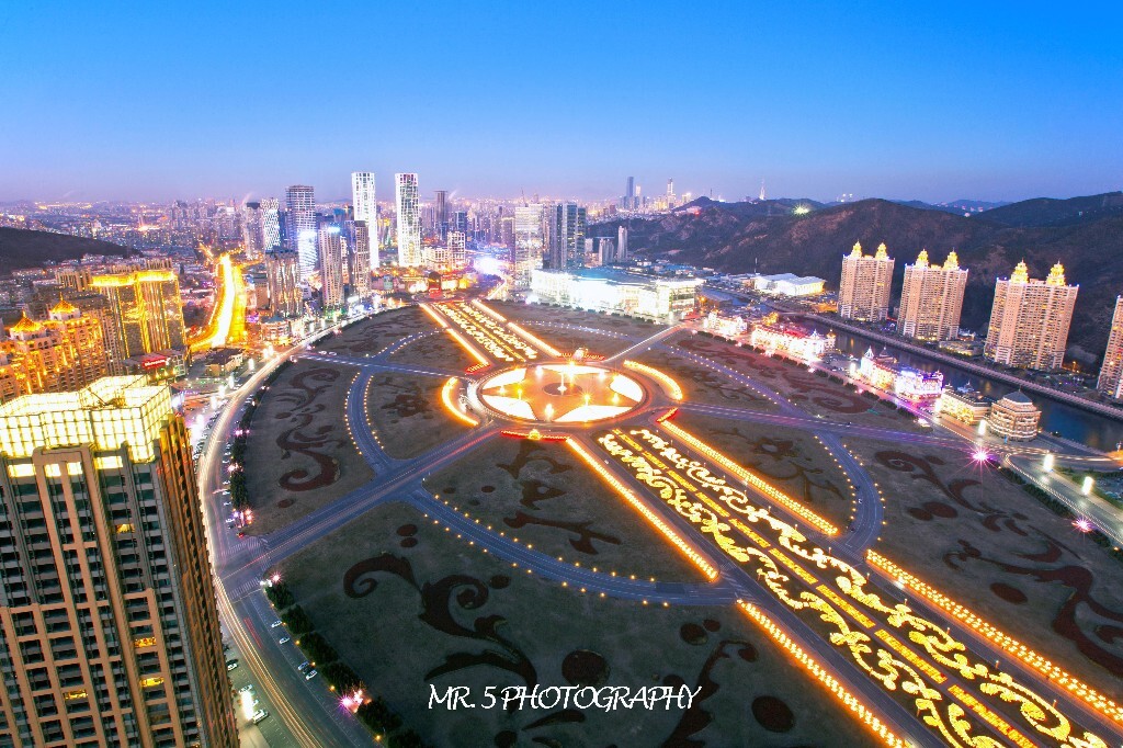 星海广场，运气不错，夜幕降临，华灯初上，温暖的灯光点亮了整个城市。