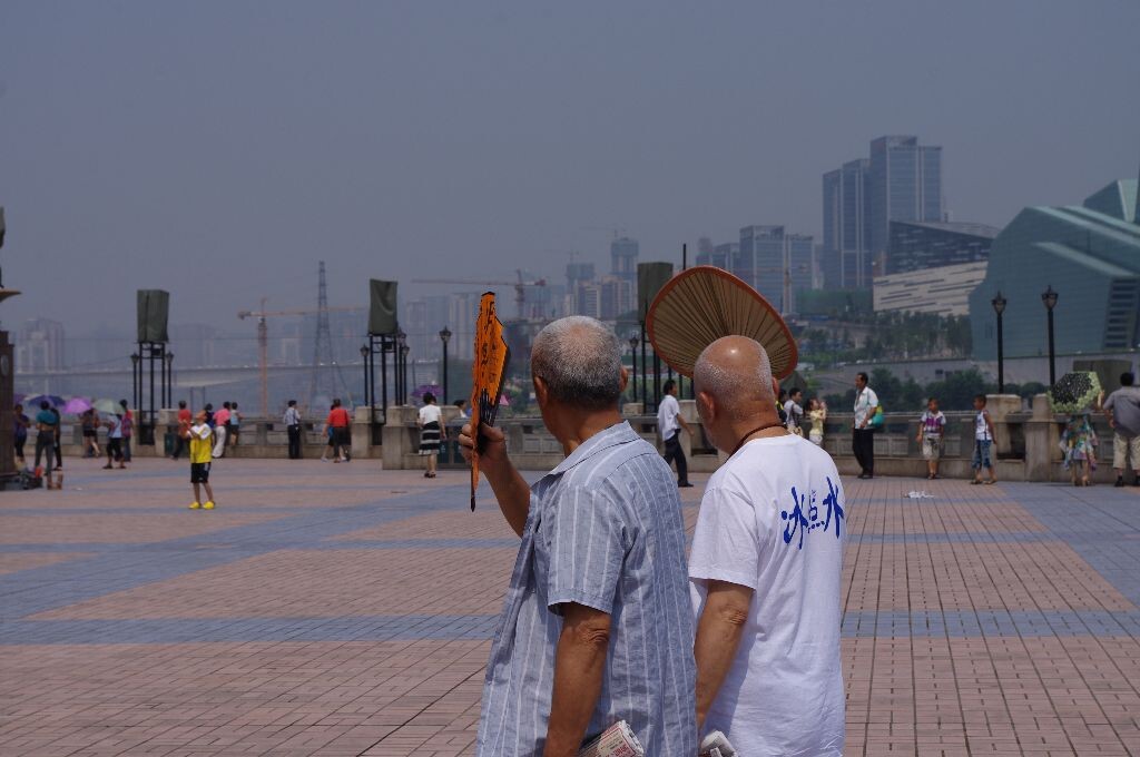 俩老头<br />
重庆朝天门码头拍。