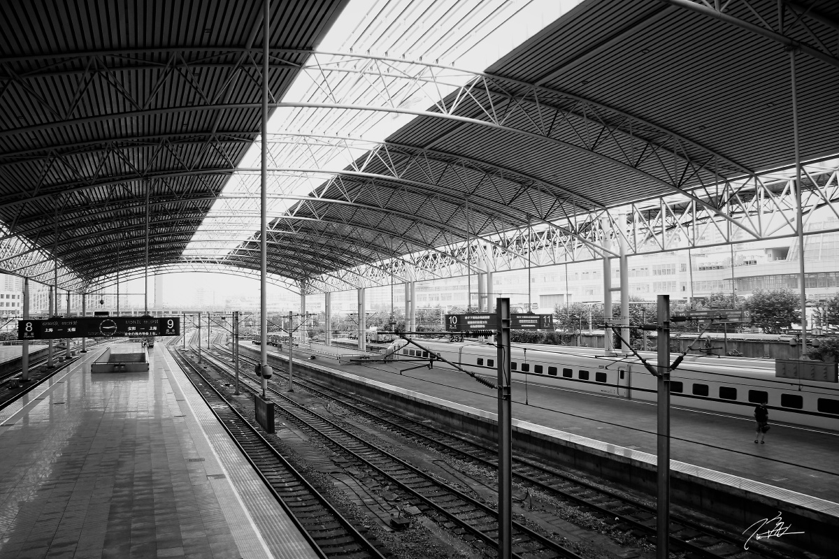 回家的路 br /> 上海火车站 黑白