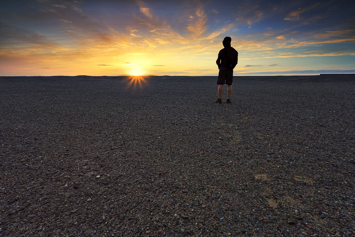 在雅丹魔鬼城 一个人走在前方 欣赏最后的落日时分