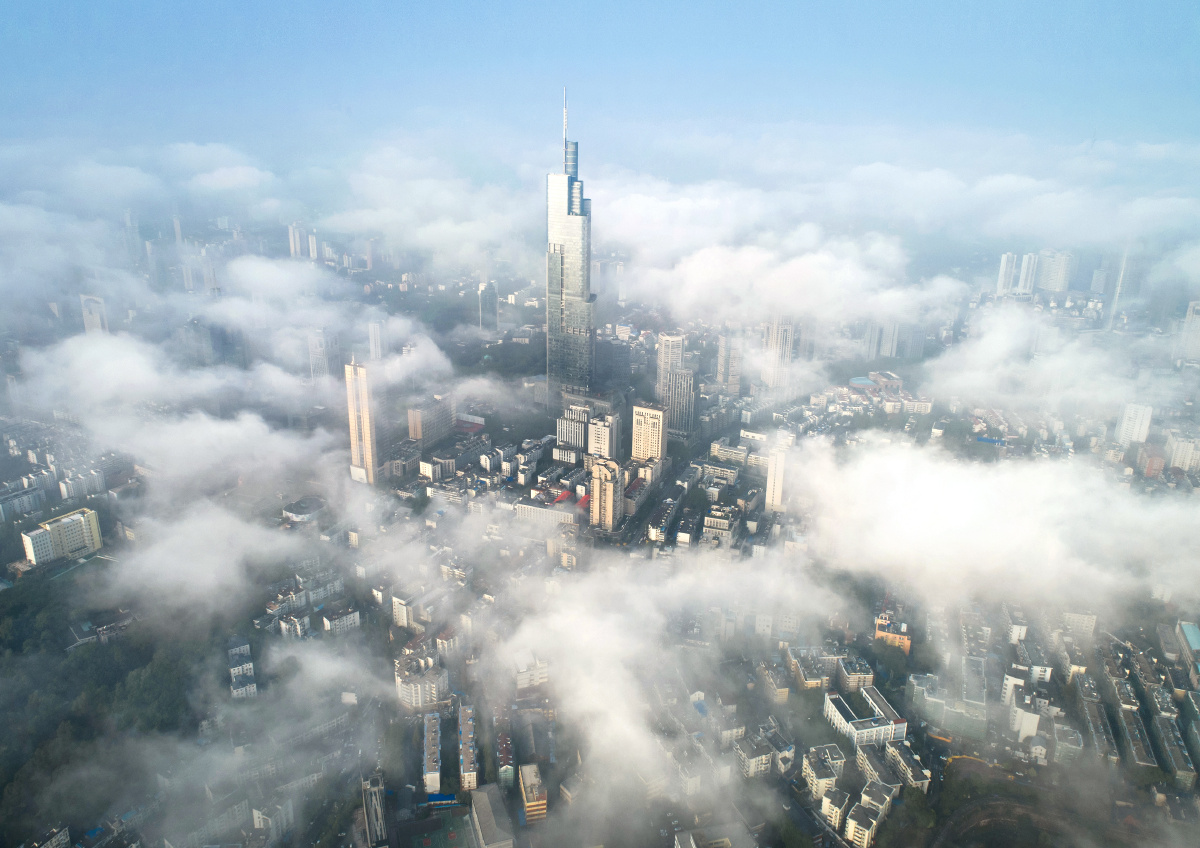 云雾中的南京紫峰大厦