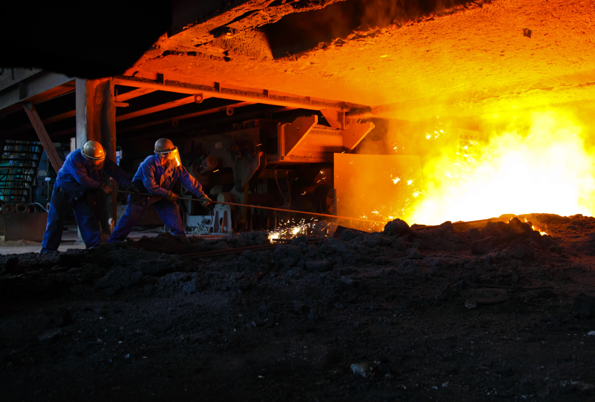 炼铁炉前
