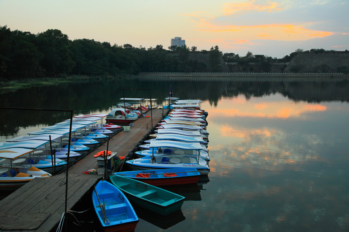 湖边的游船码头