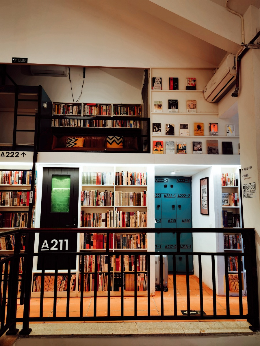 有间书店目前比较时尚的风格利用旧民居改建的兼营咖啡和青旅