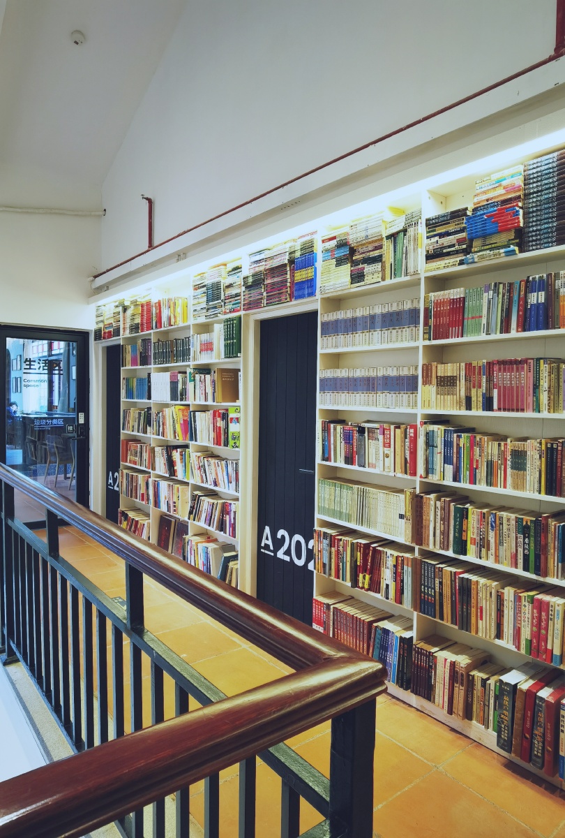 有间书店,目前比较时尚的风格,利用旧民居改建的,兼营咖啡和青旅.