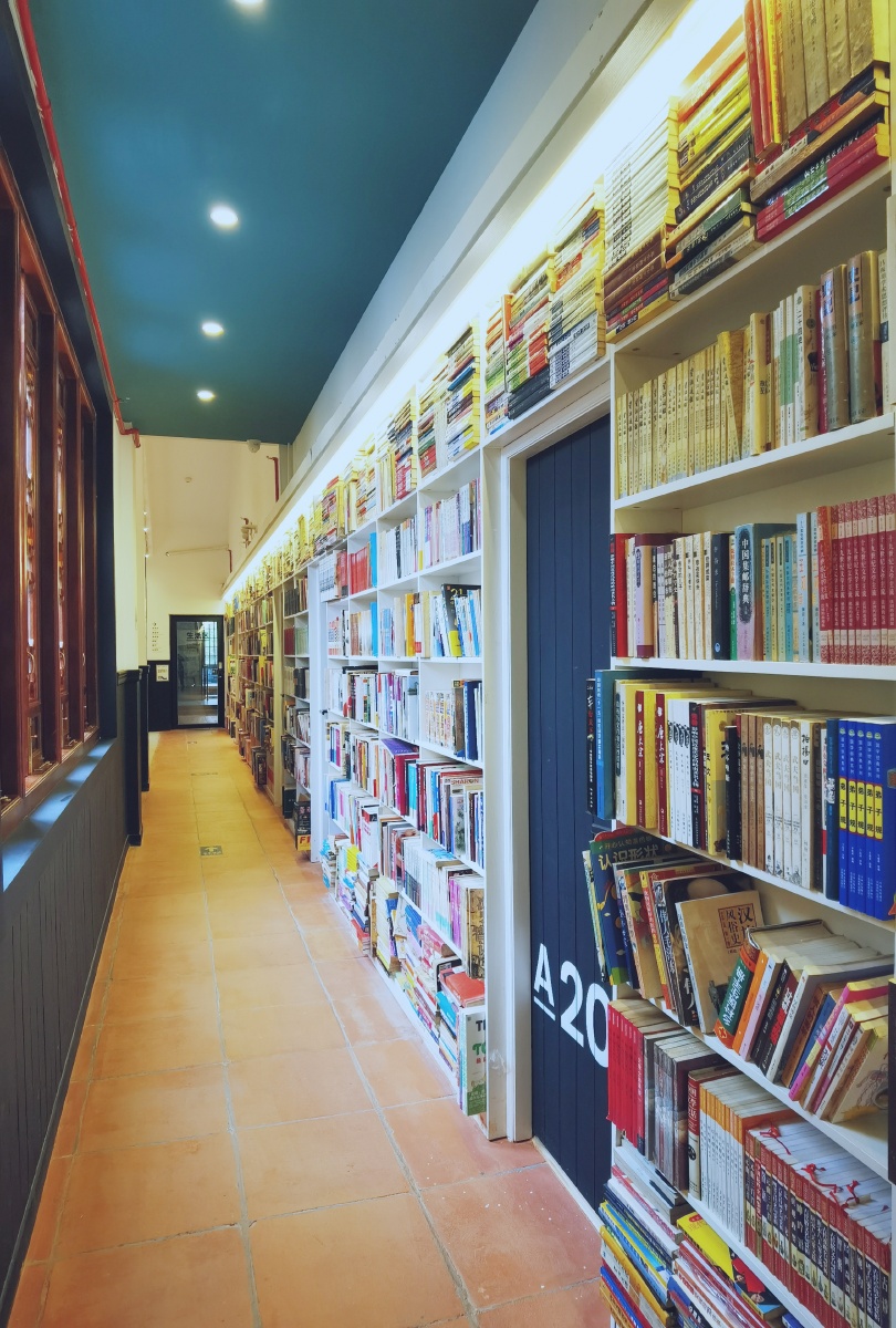 有间书店目前比较时尚的风格利用旧民居改建的兼营咖啡和青旅