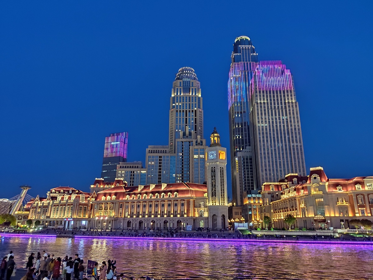 《海河夜景》天津站的海河对岸的津湾广场,夜幕降临,华灯初上,节假日