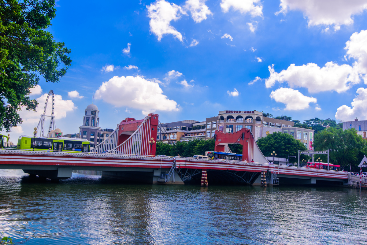 广东中山市的一河两岸之景岐江桥