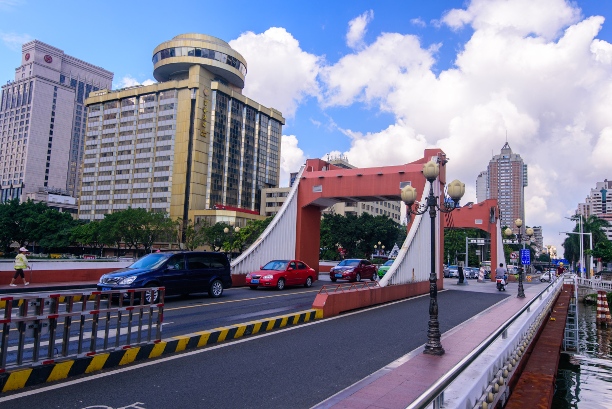 广东中山市的一河两岸之景岐江桥