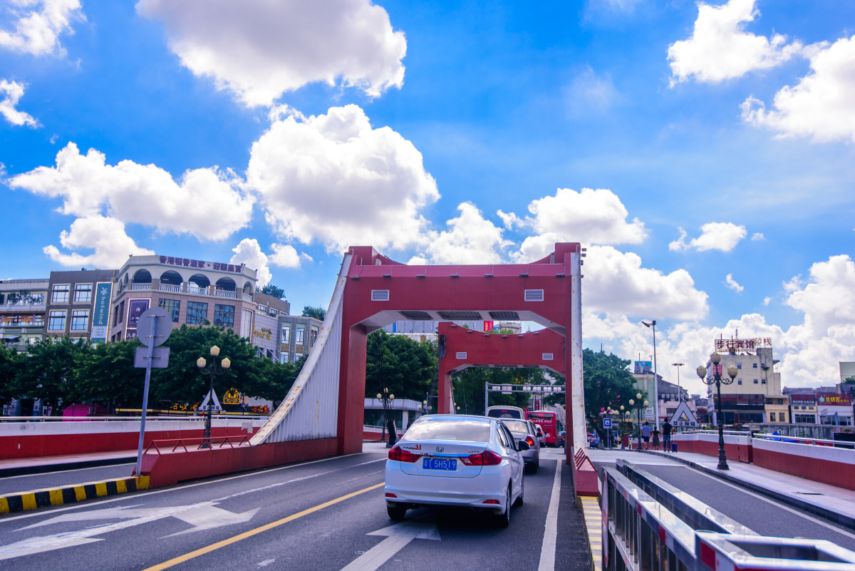 广东中山市的一河两岸之景岐江桥