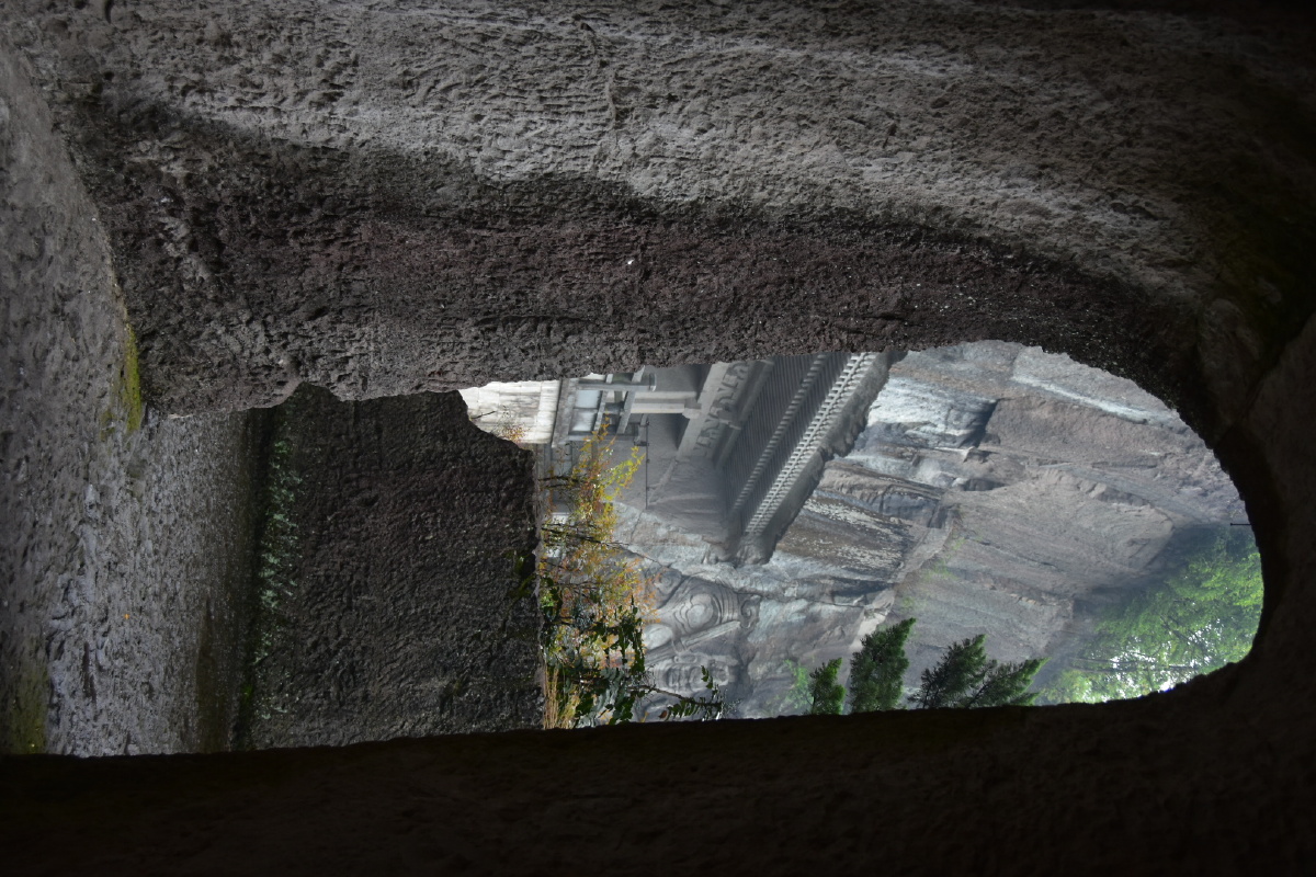 雨刚刚停下来,氤氲的空气轻抚山间,如同大地的呼吸.