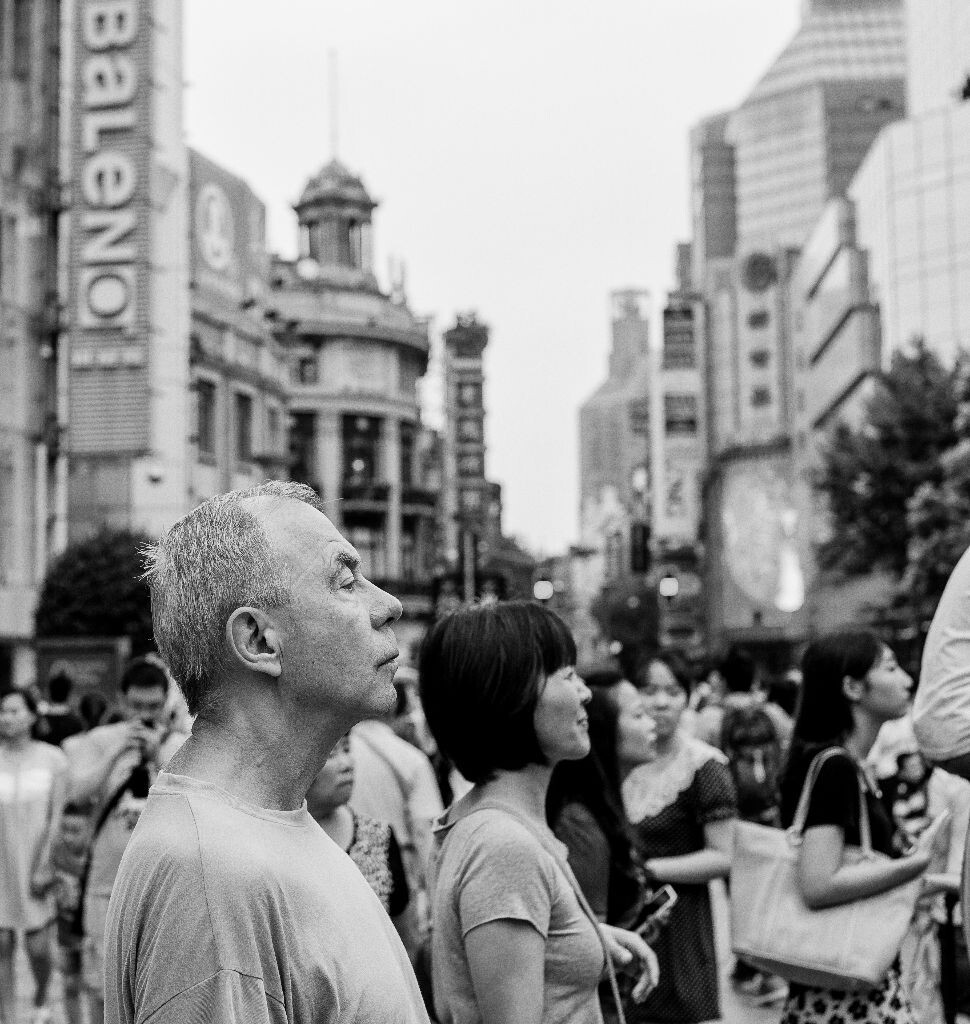 闲逛的人群被什么东西吸引了，齐齐转过头去，人们似乎有了共同语言般热闹起来