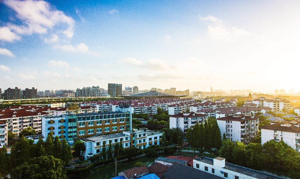 徐汇的早晨3<br />
我觉得上一张不能完全表达出朝阳普照大地的感觉，可能是上一张调的偏凉了些