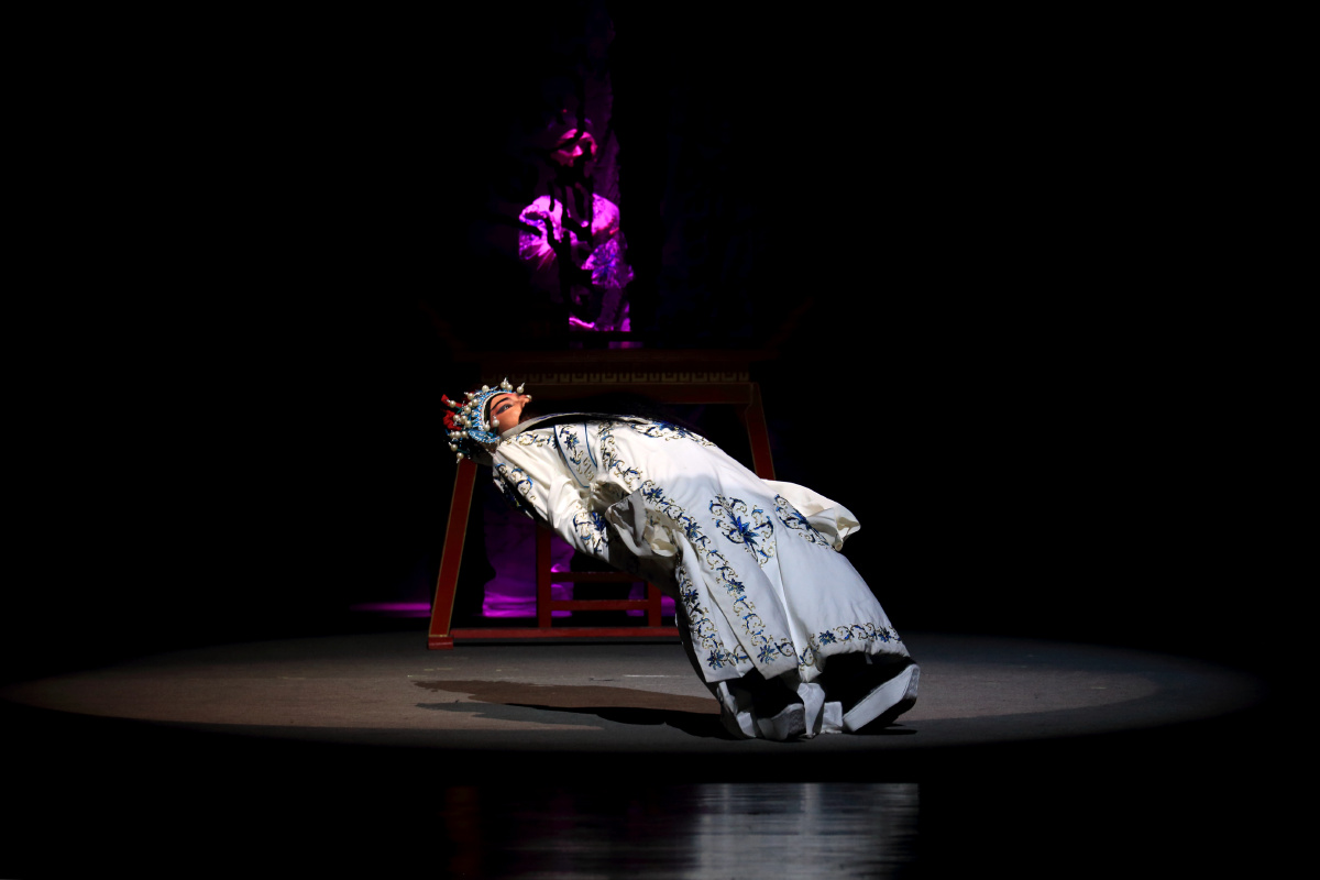 中国传统戏曲表演功法之--硬僵尸.