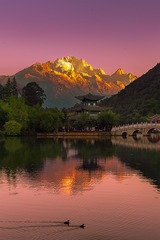 雪山脚下