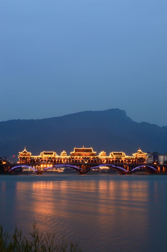 坐落在雅安市雨城区青衣江上的雅州廊桥是中国最大的廊桥，夜晚的廊桥在青衣江上显得更加漂亮。