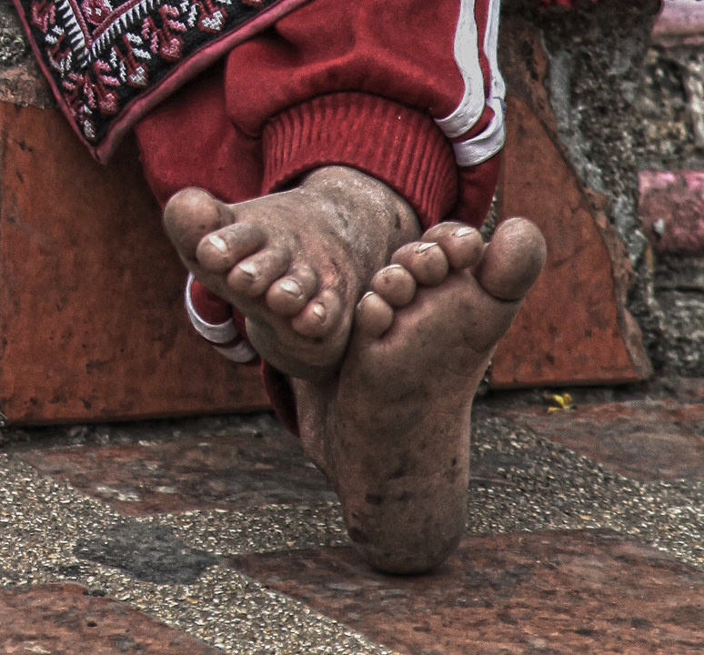 素贴山上小孩的脚