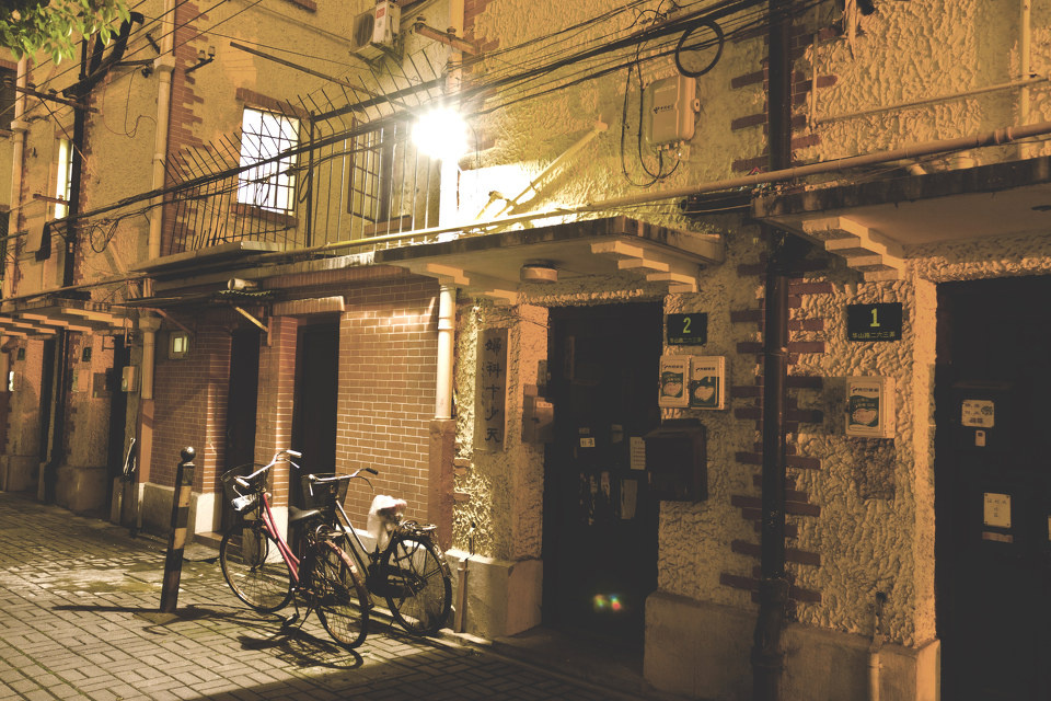 华山路 弄堂  br /> 最喧闹的街里深处 藏着安详的里弄生活 这里的