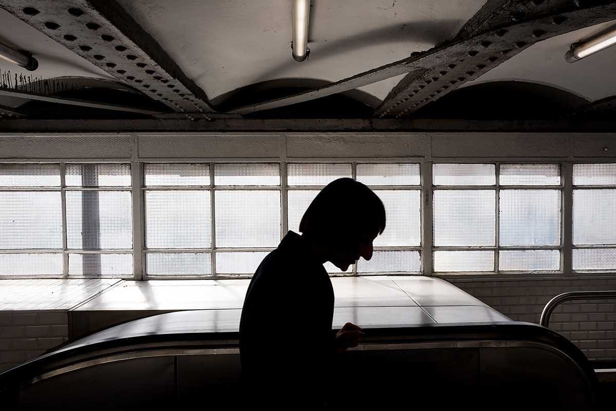  br /> 阳光会从玻璃窗外照射进来,照在平台钢板上,再反射到天花板上