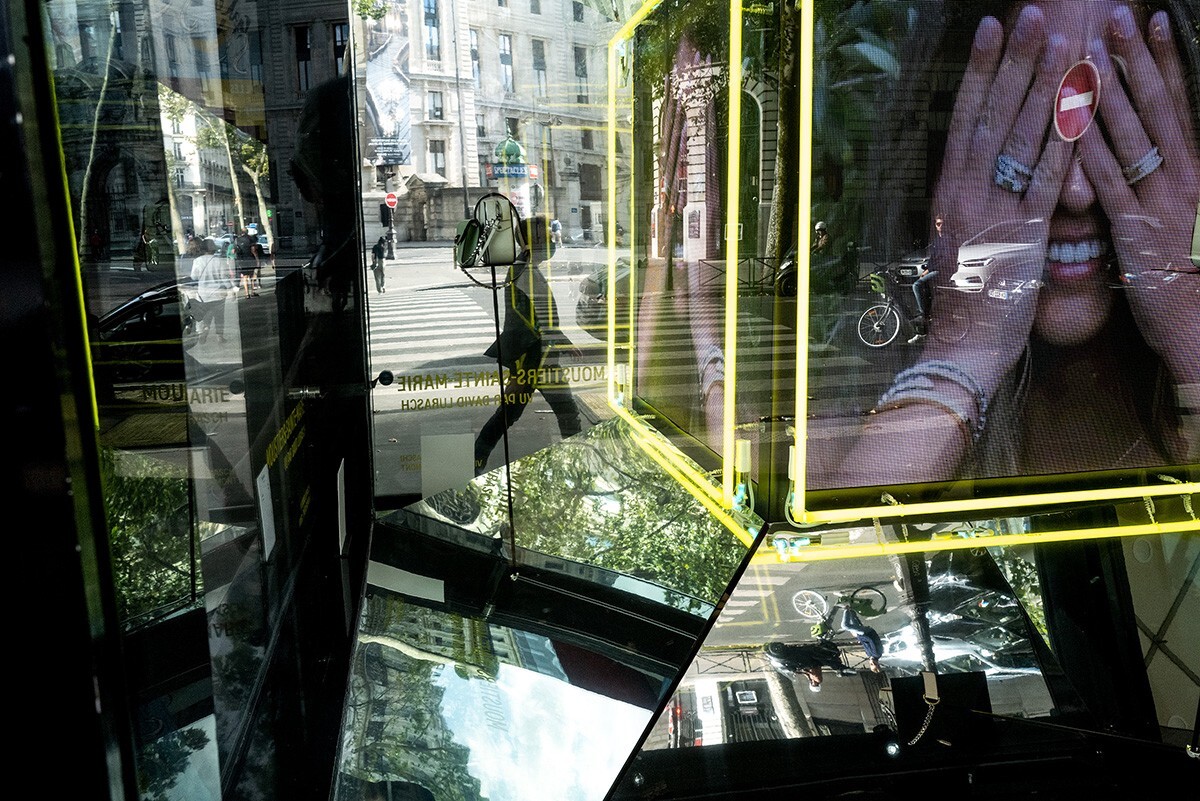 2020年8月，法国巴黎。<br />
一家百货公司橱窗的反射和经过的路人。