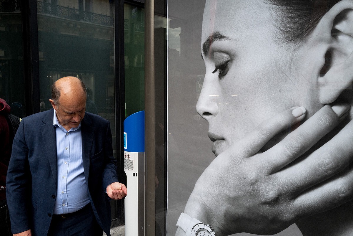 2020年6月，法国巴黎。<br />
巴黎的公车站都配上了手消毒液。按取消毒液的路人和来自广告牌上的低眉关注。