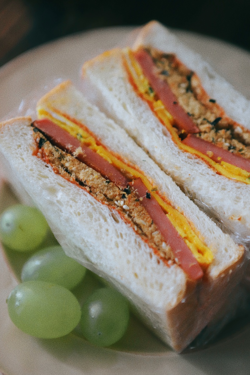 73今日份早餐火腿肉松鸡蛋三明治冰拿铁提子夏日悠长暑气正盛