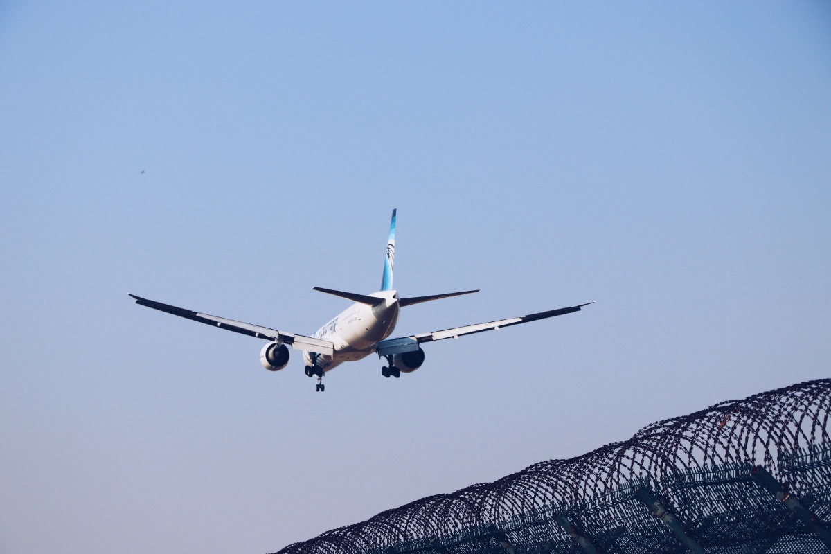 飞机将于3分钟后降落广州白云国际机场