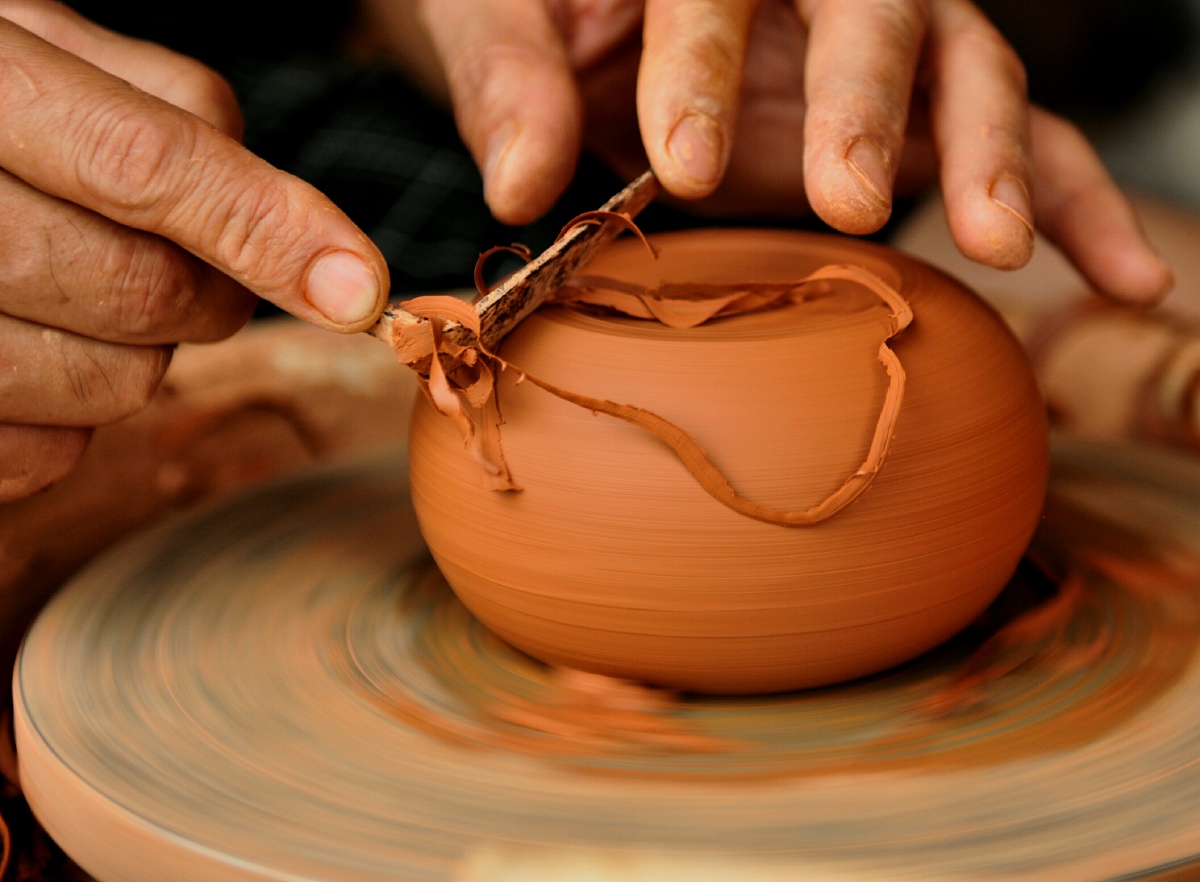 云南建水:碗窑村中师傅正制作茶壶