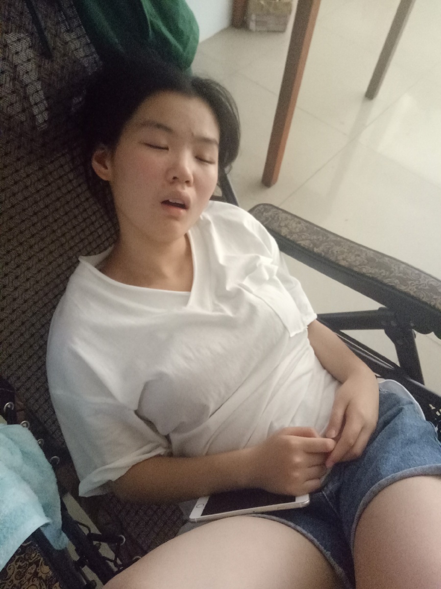 女儿睡着了,偷拍