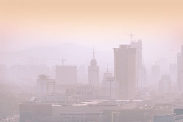 薄雾中的城市