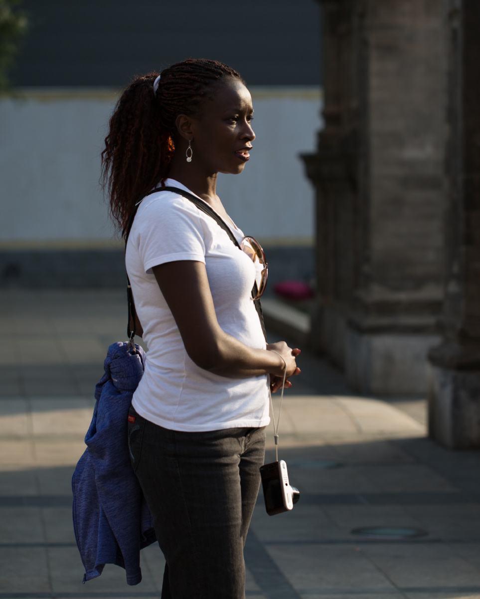 在王府井天主教堂前巧拍非洲姑娘,赞叹非洲姑娘的美妙身材,棱角分明的