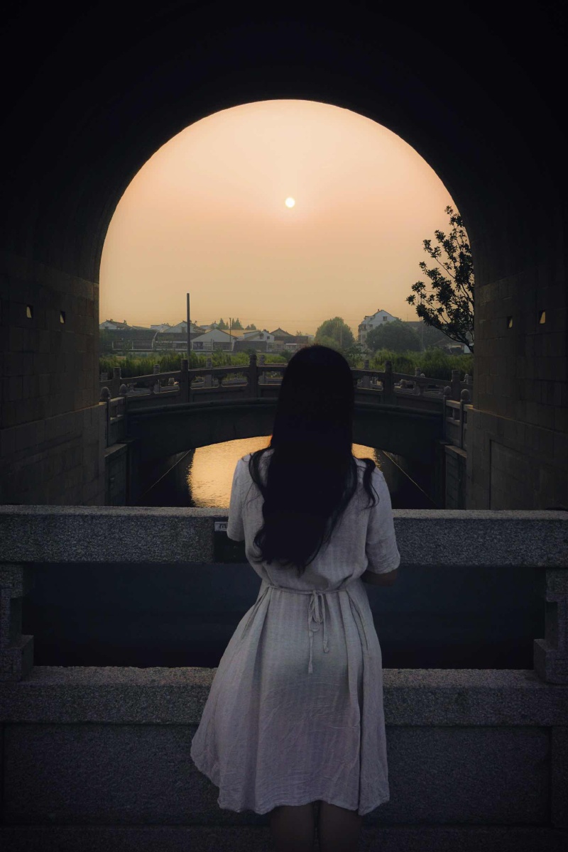 城门前伫立的少女