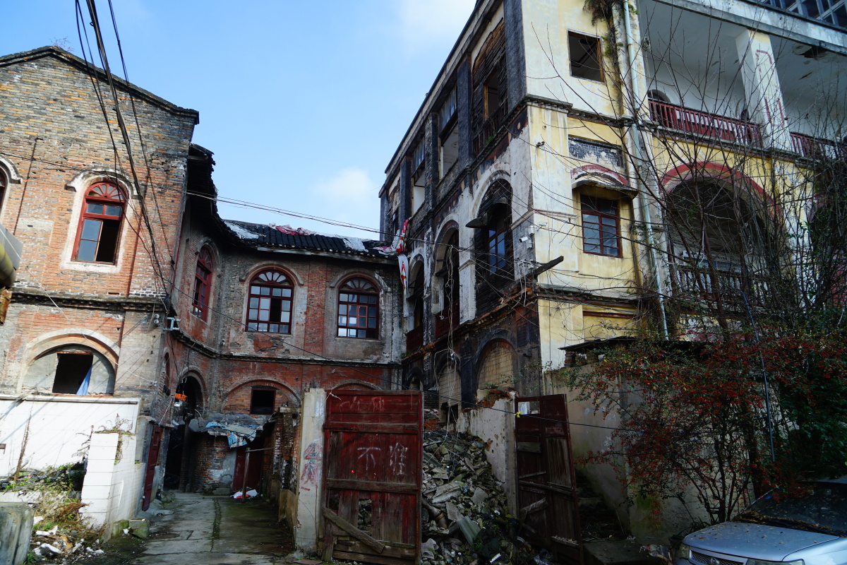 等待修复的老建筑(贵阳)中华北路六广门,这里是贵阳最为繁华的地方之