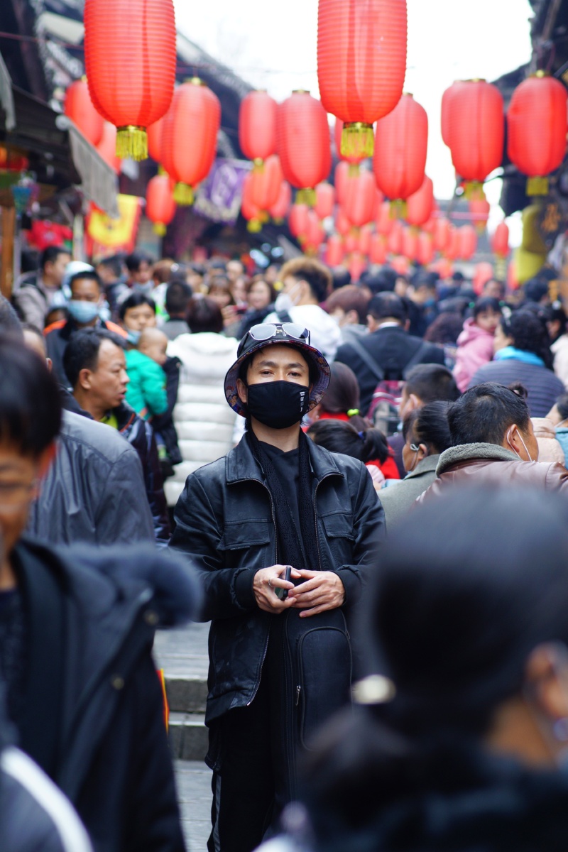 等候2021年02月18日青岩古镇本来想拍正月古镇熙熙攘攘的人群发现一个
