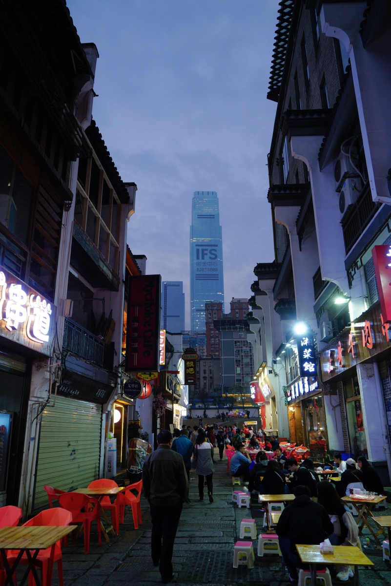 太平街边的国金中心长沙市太平街上就可以看见国金中心老街与现代的