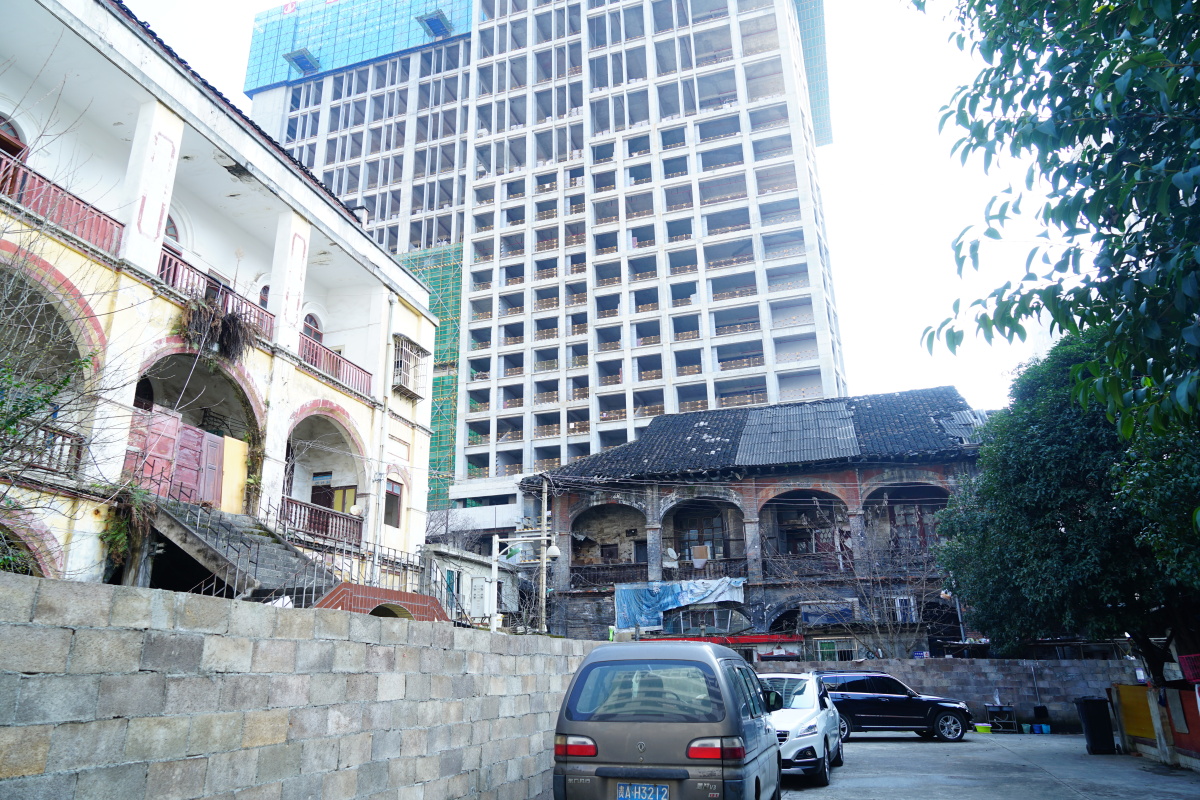 等待修复的老建筑(贵阳)中华北路六广门,这里是贵阳最为繁华的地方