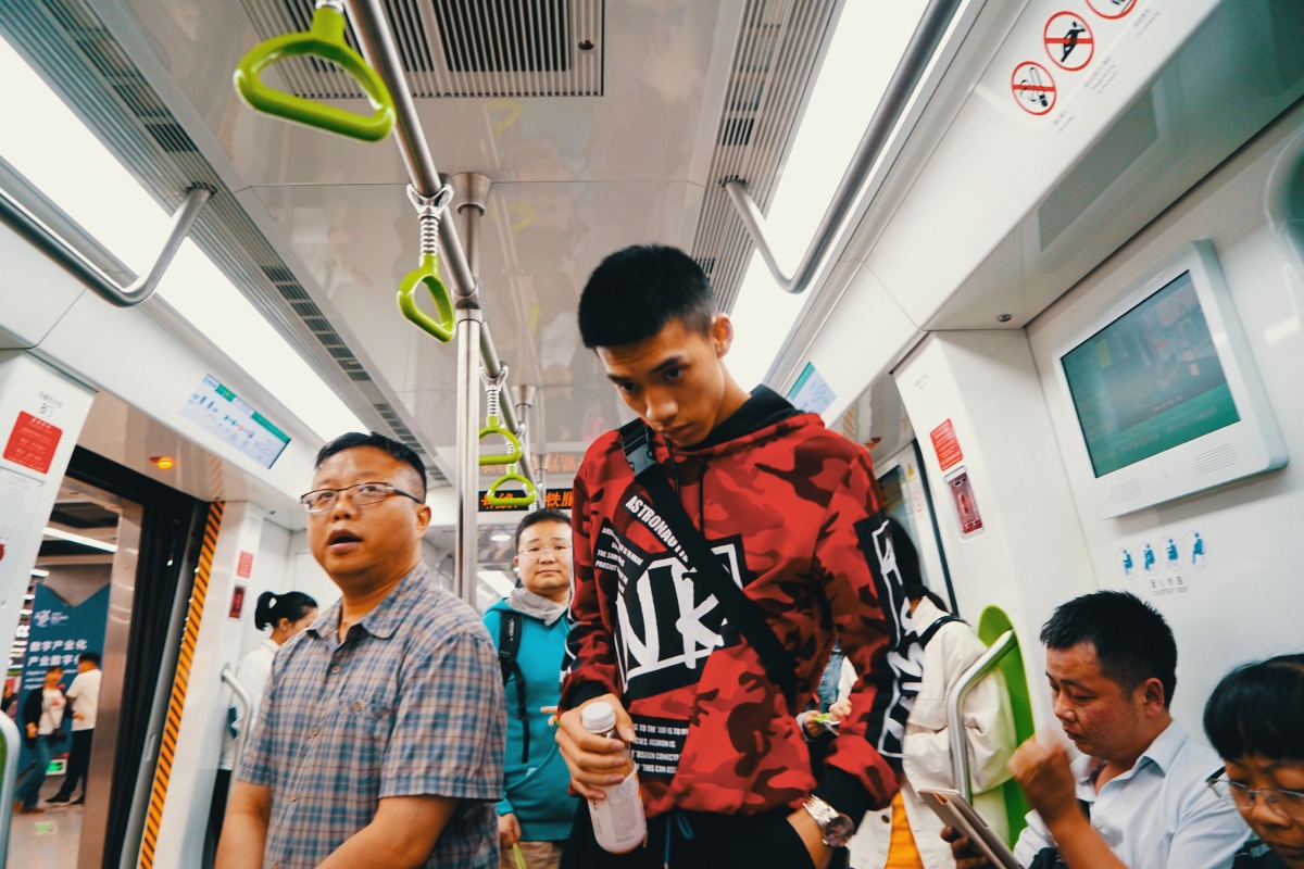 大城小视地铁人物