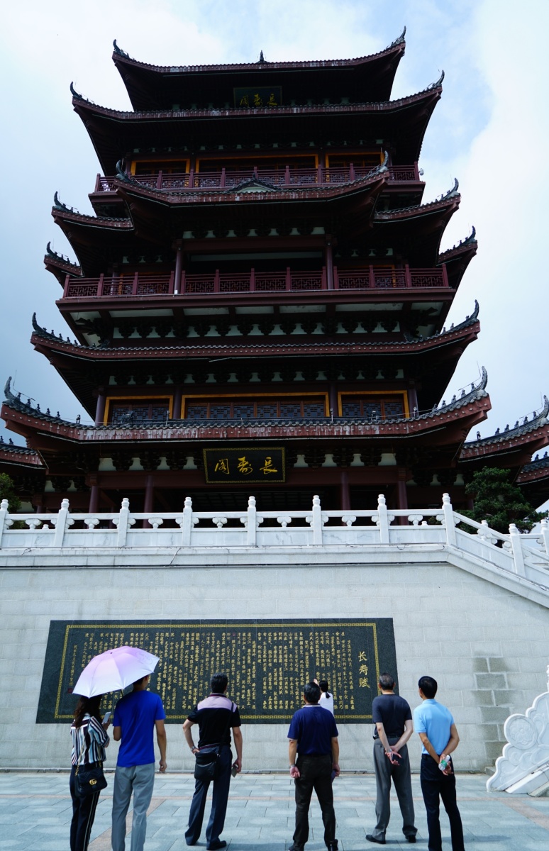 贺州园博园长寿阁夜明珠据介绍这是亚洲最大的夜明珠
