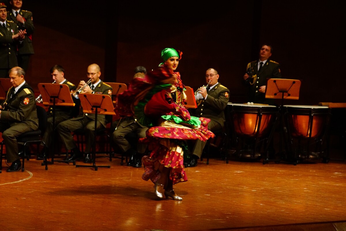 布依舞蹈好花红,《好花红》是布依民歌反映当地风俗文化