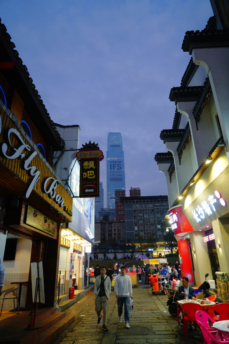 太平街边的国金中心长沙市太平街上就可以看见国金中心老街与现代的