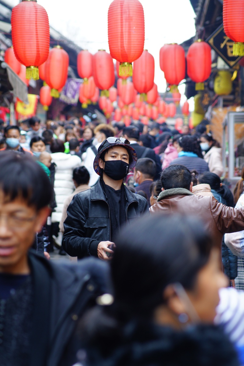 等候2021年02月18日青岩古镇本来想拍正月古镇熙熙攘攘的人群发现一个