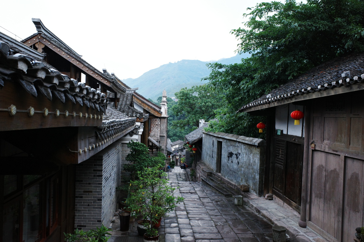 土城古镇的背街小巷遵义赤水市起个大早在土城古镇的老街上走走居民们