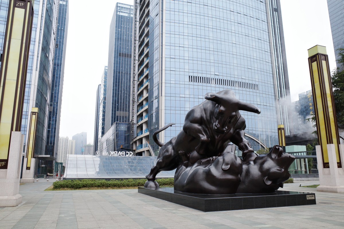 牛与熊的雕塑贵阳金融城20210228