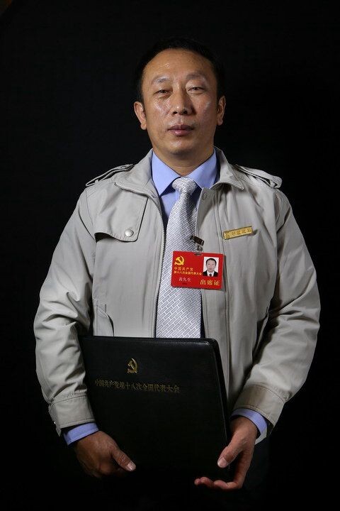 黄久生<br />
黄久生,河南潢川人,汉族,1965年8月出生,1998年6月加入中国共产党,在职大专学历,1983年7月开始进城务工,现在中建七局一公司务工,是河南省潢川县双柳镇驻郑州外建党支部书记。他希望农民工子女能够和城市里的孩子享受同等教育。