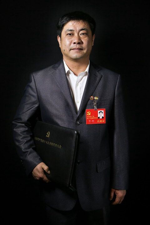叶钦<br />
叶钦,湖南长沙人,汉族,1972年12月出生,2007年6月加入中国共产党,大专学历,1993年进城务工,现为湖南建工集团总公司水电施工员。他希望加大对农民工的技能培训,对留守儿童和老人提供更多的安全保护。<br />
