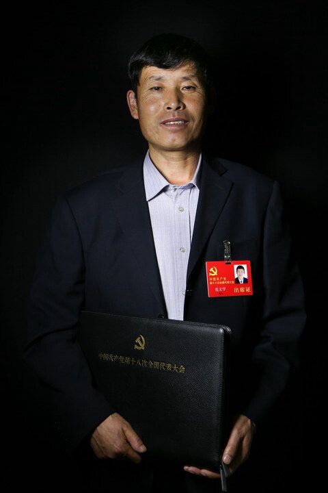 范文学<br />
范文学,汉族,内蒙古赤峰人,1963年6月出生,2005年5月加入中国共产党,初中学历,1994年开始进城务工,现为辽宁省鞍山市铁西区环卫处永乐环卫所工人。他关注农民工子女的教育问题,希望他们的子女能够在城市里享受同等教育。