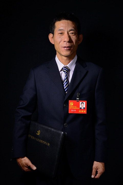 徐文华<br />
徐文华,汉族,河北景县人,1968年10月出生,2008年12月加入中国共产党,在职大专学历,1989年进城务工,现为天津市河北区环卫局一所李公祠扫道组组长。他说,每一个党员都是一面旗帜,要时刻以党员的标准要求自己,用言行提高群众对党的认识,希望不断提高全社会文明素质,共同维护美好环境。<br />