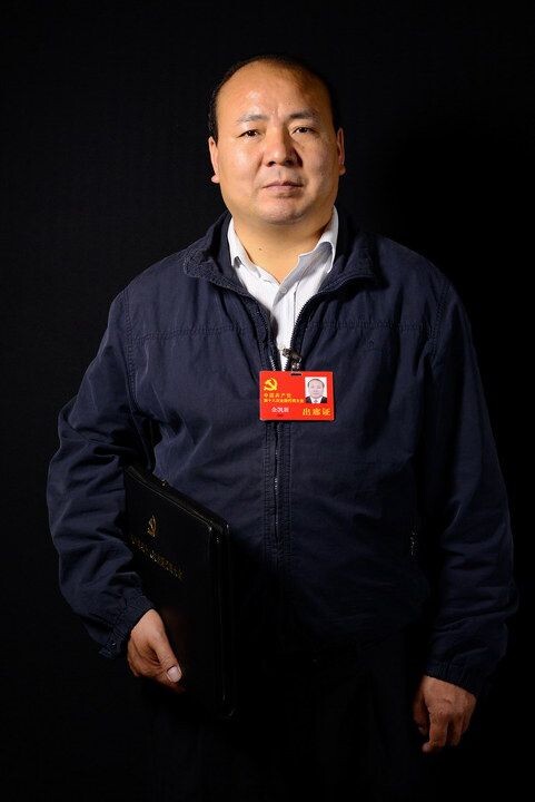 余凯新<br />
余凯新,汉族,湖北孝昌人,1969年10月出生,2002年6月加入中国共产党,在职大专学历,1996年进城务工,现为湖北省孝感市春兴劳务有限责任公司施工队队长。他有三个愿望:一是提高农民工的社会地位,改善他们的发展环境,并提供一些廉租房;二是完善各类社会保障,保障农民工的合法权益,要发挥工会作用,依法为农民工维权,建立为农民工服务的应急性救助机制。此外,对农民工自谋职业的各种税收和费用能给予减免;三是切实解决农民工看病难和子女就学难,推进农民工医疗保险工作,输出地与输入地政府都要做好农民工子女教育工作,城市学校要杜绝对农民工子女乱收“择校费”和“借读费”。<br />